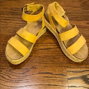 Universal Thread yellow espadrille platform sandal